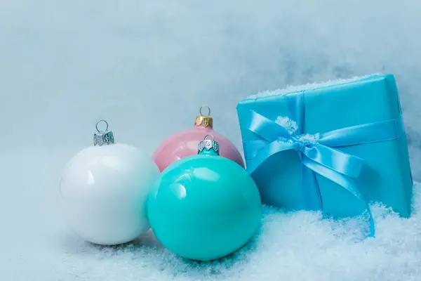 Blaue Geschenkschachtel Mit Weihnachtskugeln Auf Schnee Hintergrund — Stockfoto