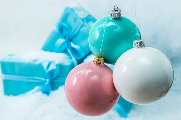 Blaue Geschenkschachtel Mit Weihnachtskugeln Auf Schnee Hintergrund — Stockfoto