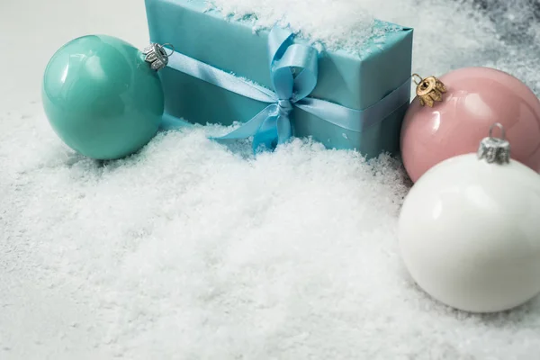 Scatola Regalo Blu Con Palle Natale Uno Sfondo Neve — Foto Stock