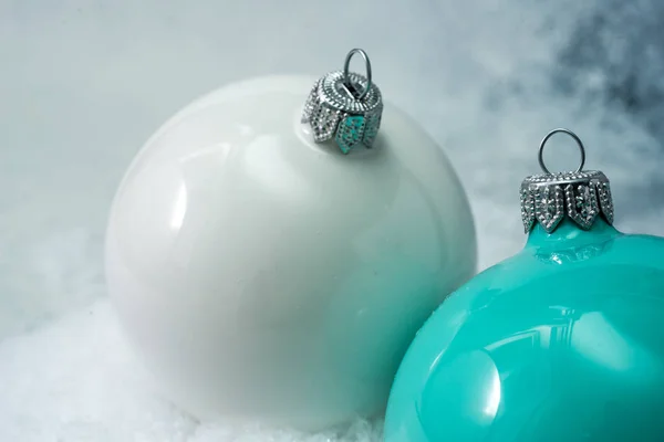 クリスマスの背景にボールと雪の結晶 — ストック写真