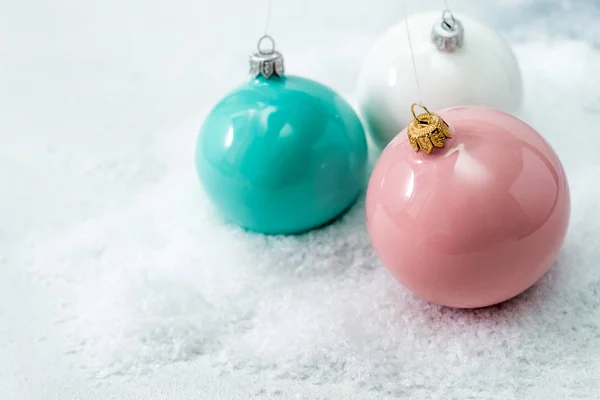 Kerstachtergrond Met Ballen Sneeuwvlokken — Stockfoto