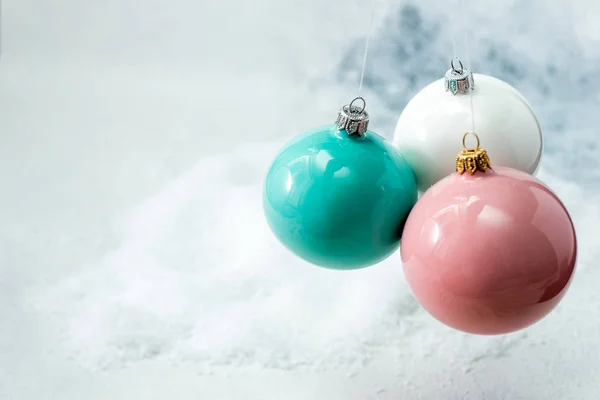 クリスマスの背景にボールと雪の結晶 — ストック写真