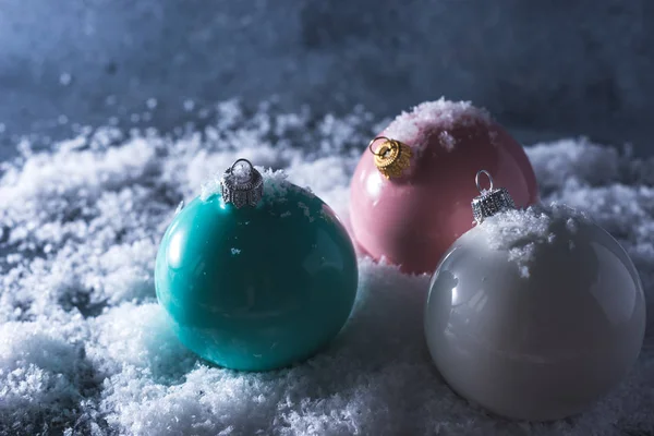 Weihnachten Hintergrund Mit Kugeln Und Schneeflocken — Stockfoto