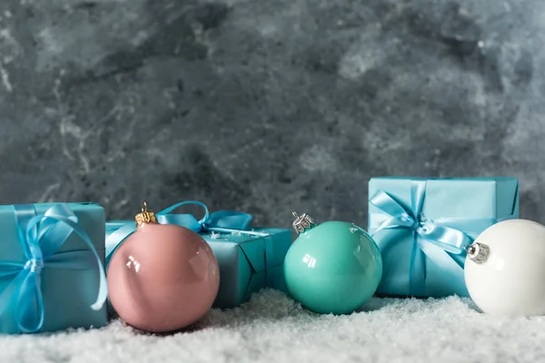 Weihnachtsgeschenke Und Neujahrsdekorationen Und Kugeln Schnee — Stockfoto