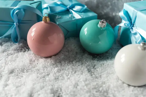 Regali Natale Decorazioni Capodanno Palline Sulla Neve — Foto Stock