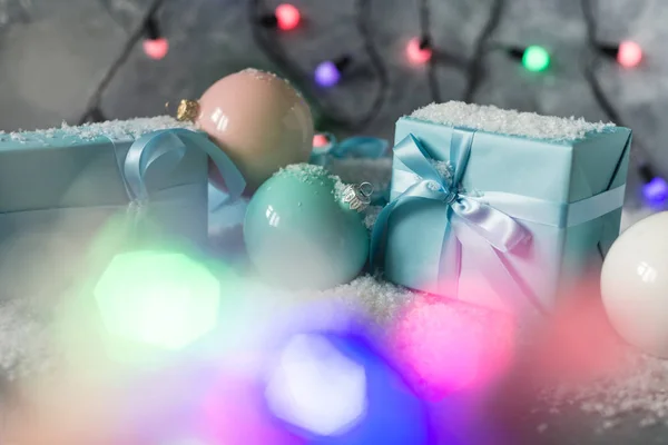 Kerstgeschenken Nieuwjaarsversieringen Ballen Sneeuw — Stockfoto