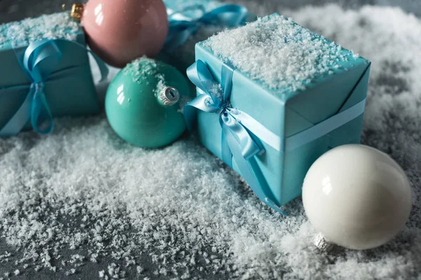 Kerstgeschenken Nieuwjaarsversieringen Ballen Sneeuw — Stockfoto