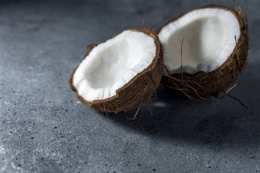 Gri taşlı arka planda olgun hindistan cevizi. Metnin için yer