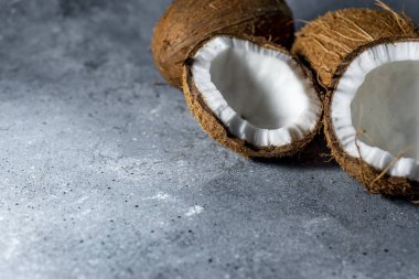 Gri taşlı arka planda olgun hindistan cevizi. Metnin için yer