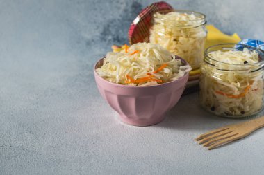  cam bir kavanozda vejetaryen lahana salatası. Sağlıklı ürün. Köy yemekleri. Probiyotik kavramı.