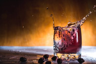  Taze böğürtlen kokteyli, cam bardakta buzlu. Arka planda buzlu içecek, dondurucu hareketli içecek.