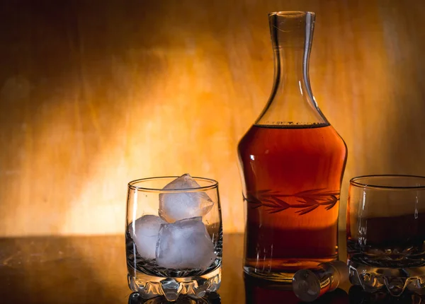 Whiskey Jégkockával Üveg Egy Asztalon Egy Háttér Egy Pohár Rum — Stock Fotó