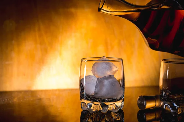 Whiskey Jégkockával Üveg Egy Asztalon Egy Háttér Egy Pohár Rum — Stock Fotó