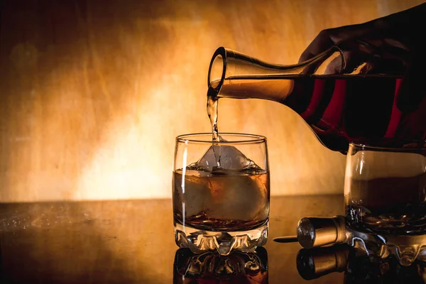 Whisky Con Hielo Botella Una Mesa Madera Sobre Fondo Madera — Foto de Stock