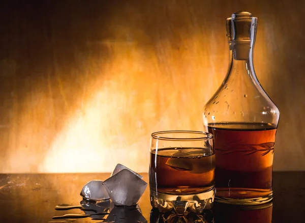 Whisky Avec Glaçons Bouteille Sur Une Table Bois Sur Fond — Photo