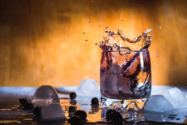  Taze böğürtlen kokteyli, cam bardakta buzlu. Arka planda buzlu içecek, dondurucu hareketli içecek.