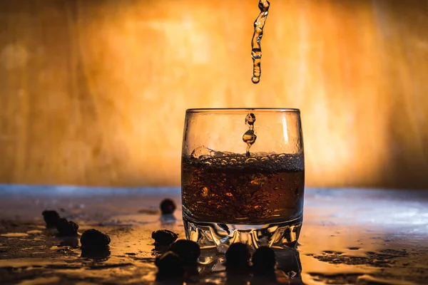 Всплеск Холодного Льда Стакане Виски Изолирован Светлом Фоне — стоковое фото