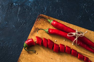 Klasik mavi arkaplan kopyalama alanına kırmızı biber yakın plan