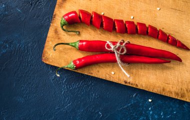 Klasik mavi arkaplan kopyalama alanına kırmızı biber yakın plan