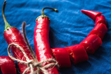 Klasik mavi arkaplan kopyalama alanına kırmızı biber yakın plan