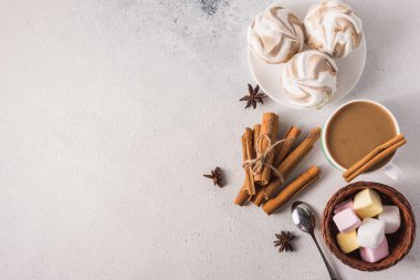 Sabah manzarası için bir fincan sütlü, aromatik baharatlı, şekerli ve kurabiyeli sıcak kahve.