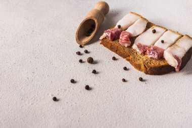 Hafif arka planda keto diyeti ve biberli domuz pastırmalı sandviç.