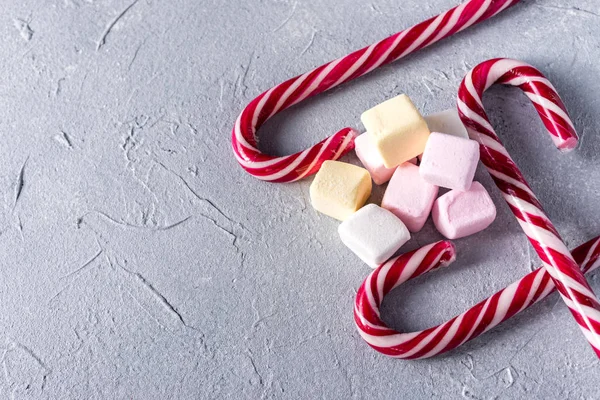 Godis Gåvor Och Godis Och Marshmallows Grå Bakgrund Med Plats — Stockfoto