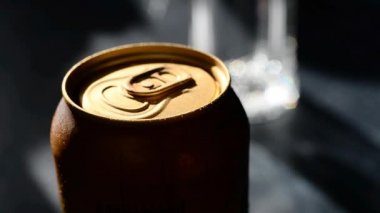  Eller altın bira kutusunu açar.