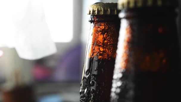 Flesje koud bier in druppels water van hun koelkast — Stockvideo