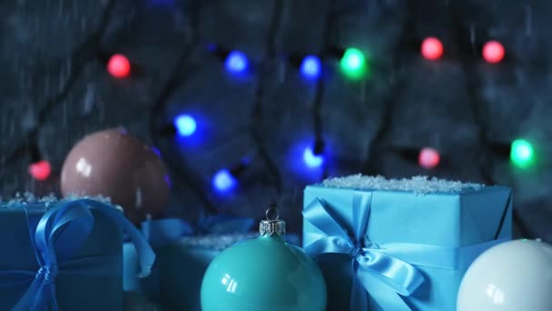 Regali di Natale e decorazioni di Capodanno e palline sulla neve — Video Stock