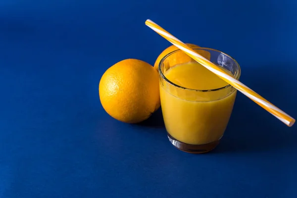 Vaso Jugo Fresco Naranja Sobre Clásico Fondo Azul Moda Con —  Fotos de Stock