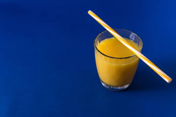 Vaso Jugo Fresco Naranja Sobre Clásico Fondo Azul Moda Con —  Fotos de Stock