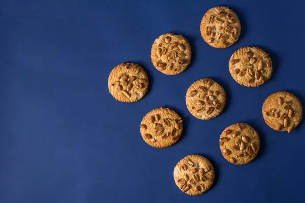 Galletas Saludables Caseras Con Cacahuetes Asados Sobre Fondo Azul Con — Foto de Stock