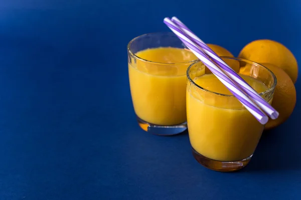 Vaso Jugo Fresco Naranja Sobre Clásico Fondo Azul Moda Con —  Fotos de Stock