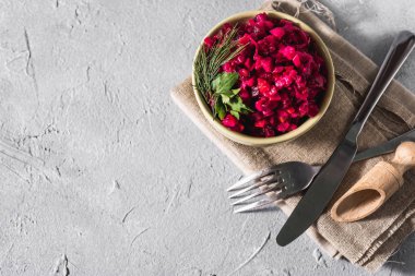 Yemek arkaplanı. Noel menüsü pancar salatası - bir kasede salata, üst manzara. Vejetaryen mutfağı. Diyet menüsü