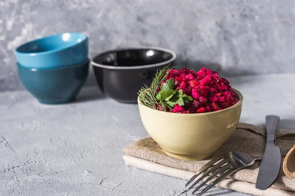 Yemek arkaplanı. Noel menüsü pancar salatası - bir kasede salata, üst manzara. Vejetaryen mutfağı. Diyet menüsü