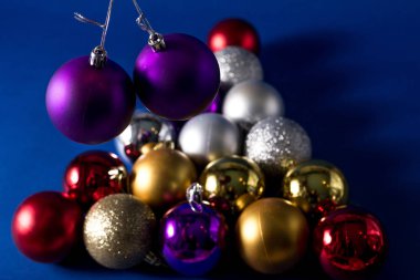 Yılbaşı kutlaması ya da yeni yıl geçmişi. Noel çok renkli kırmızı mavi gümüş ve altın toplar. Tatil arkaplanı