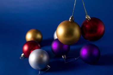 Yılbaşı kutlaması ya da yeni yıl geçmişi. Noel çok renkli kırmızı mavi gümüş ve altın toplar. Tatil arkaplanı