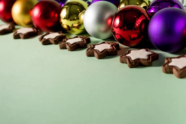 お祭りのクリスマスや新年の背景 クリスマスの多色の赤青銀と金のボール 休日の背景 — ストック写真