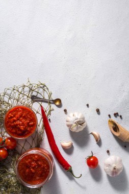 Beyaz beton arka planda geleneksel Meksika, Gürcü ve Arap harissa biber ezmesi. Faydalı baharatlı yemekler.