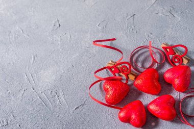 Sevgililer Günü arkaplanı kalpler ve kurdelelerle dolu.