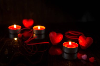 Sevgililer Günü 'nde romantik arka plan, kalpler ve mumlar. Kalpli tatil geçmişi. Düğünleri ve diğer kutlamaları metin için yer açarak kutluyoruz