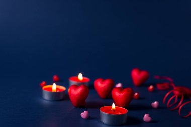 Sevgililer Günü 'nde romantik arka plan, kalpler ve mumlar. Kalpli tatil geçmişi. Düğünleri ve diğer kutlamaları metin için yer açarak kutluyoruz