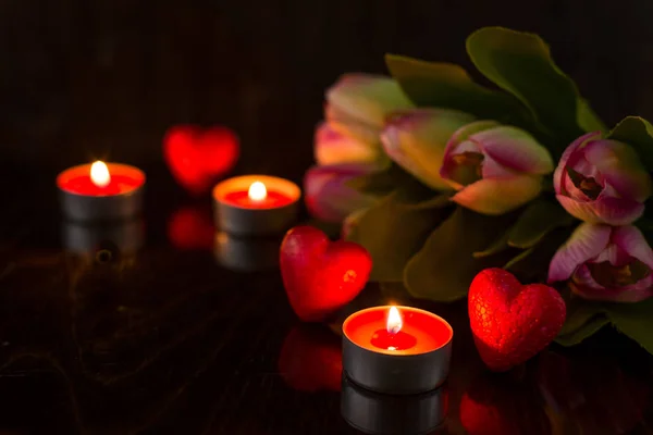 Sevgililer Günü 'nde romantik arka plan, kalpler ve mumlar. Kalpli tatil geçmişi. Düğünleri ve diğer kutlamaları metin için yer açarak kutluyoruz