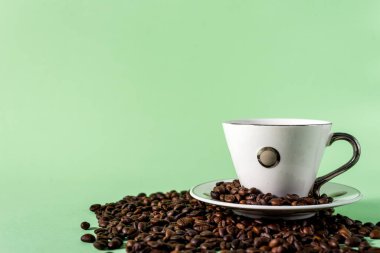 Naneli kahve fincanı ve kahve çekirdekleri.