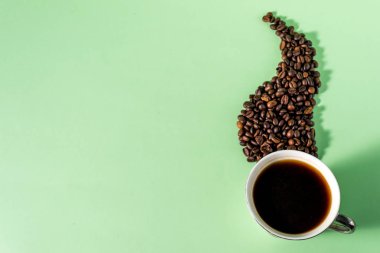 Naneli kahve fincanı ve kahve çekirdekleri.