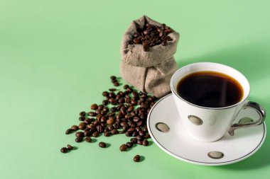 Naneli kahve fincanı ve kahve çekirdekleri.