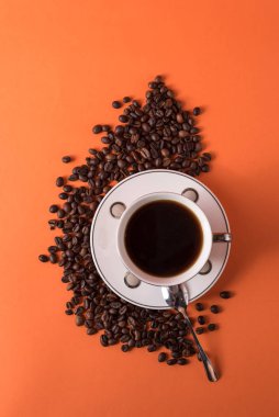 Turuncu modaya uygun arka planda kahve ve aromatik kahve çekirdekleri.
