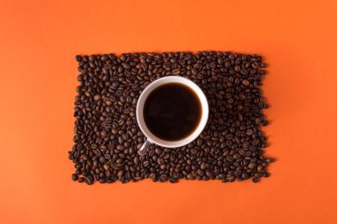 Turuncu modaya uygun arka planda kahve ve aromatik kahve çekirdekleri.