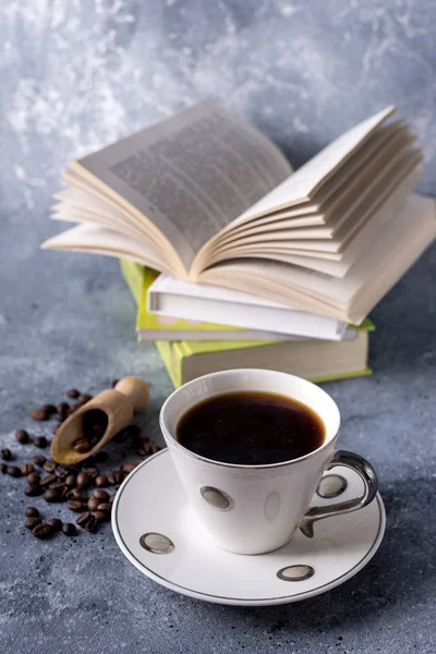 Чашка Кофе Кофейных Зерен Сером Фоне Старые Книги — стоковое фото